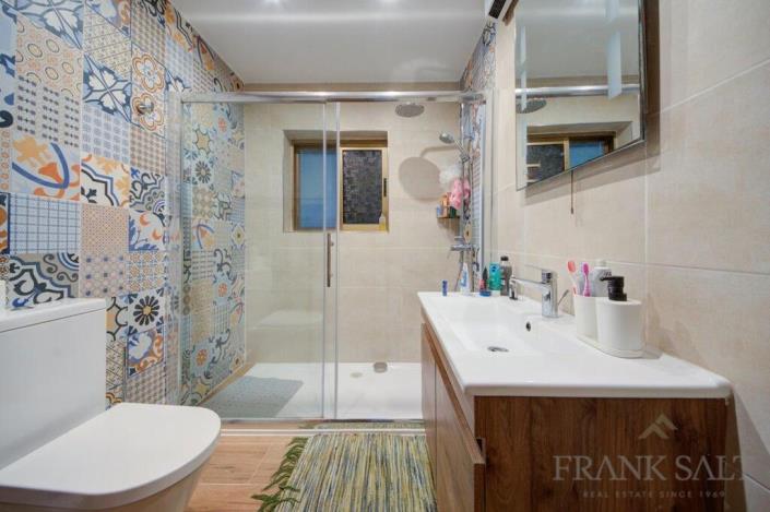 Image No.19-6 Bed Townhouse for sale