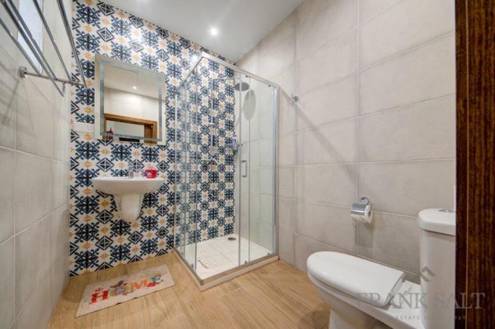 Image No.22-6 Bed Townhouse for sale