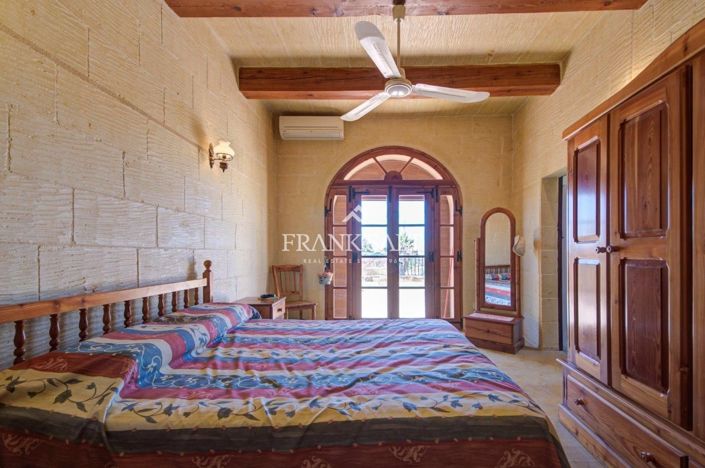 Image No.15-3 Bed Farmhouse for sale