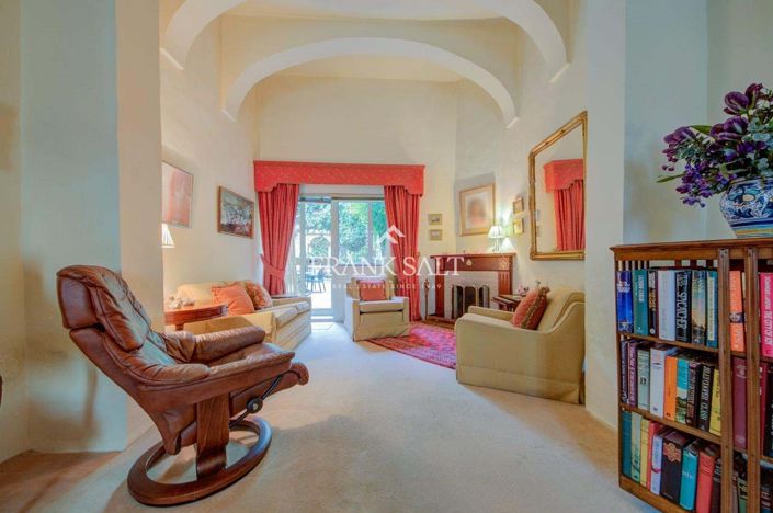 Image No.12-6 Bed Townhouse for sale