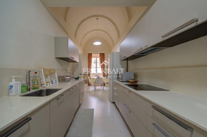 Image No.15-6 Bed Townhouse for sale