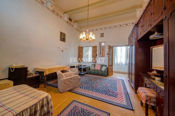 Image No.12-4 Bed Townhouse for sale