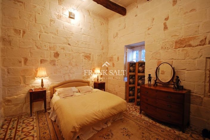 Image No.19-5 Bed Farmhouse for sale