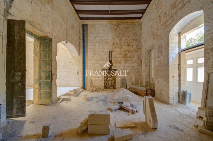 Image No.12-6 Bed Townhouse for sale