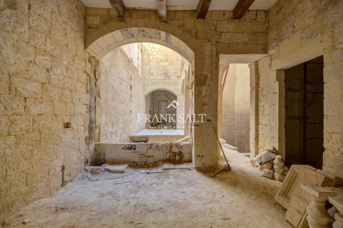 Image No.8-6 Bed Townhouse for sale