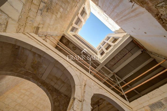 Image No.9-6 Bed Townhouse for sale