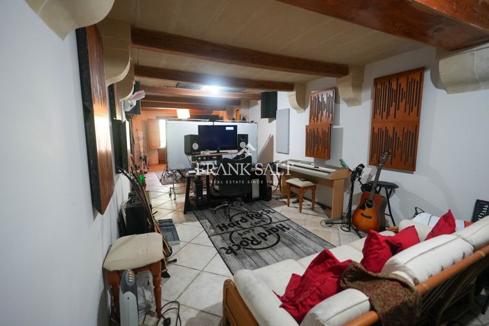 Image No.14-4 Bed Farmhouse for sale