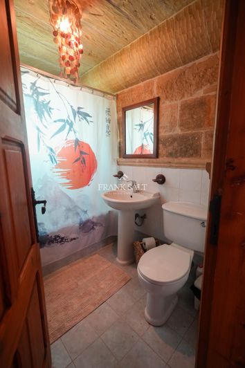 Image No.18-4 Bed Farmhouse for sale