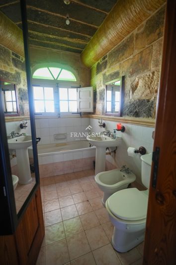 Image No.19-4 Bed Farmhouse for sale