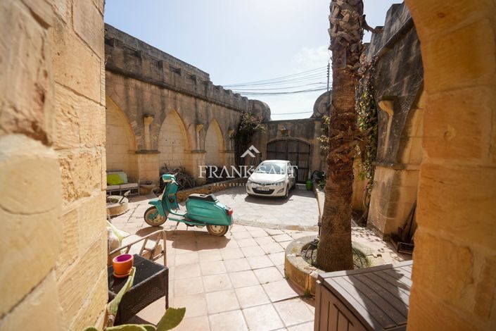 Image No.24-4 Bed Farmhouse for sale