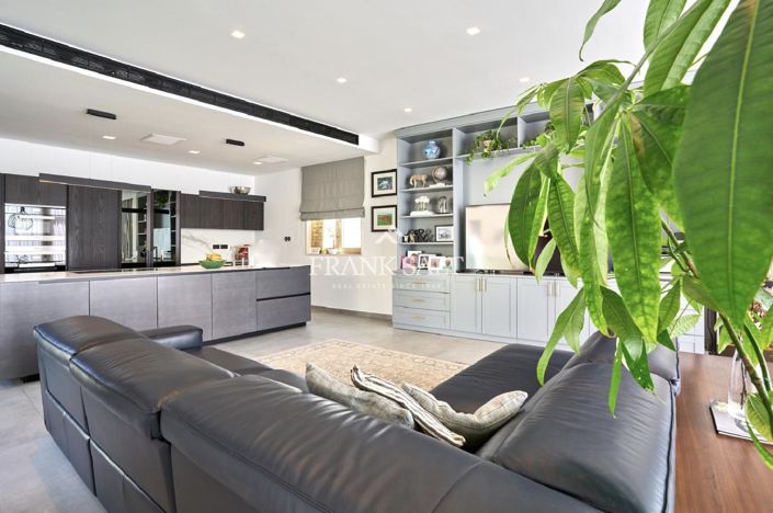 Image No.11-3 Bed Farmhouse for sale