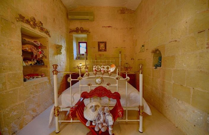 Image No.17-4 Bed Farmhouse for sale