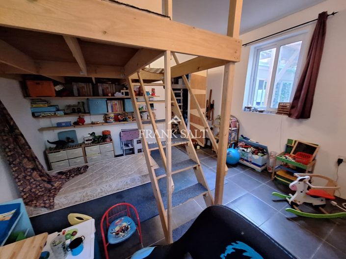 Image No.9-2 Bed Townhouse for sale