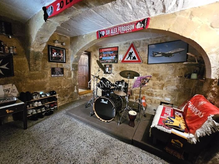 Image No.10-3 Bed Farmhouse for sale