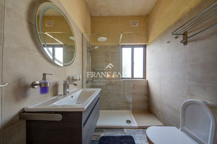 Image No.17-4 Bed Farmhouse for sale