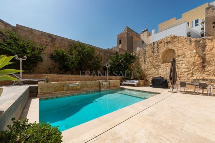 Image No.1-5 Bed Townhouse for sale