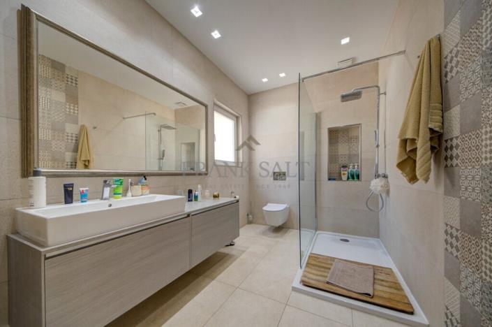 Image No.9-5 Bed Townhouse for sale