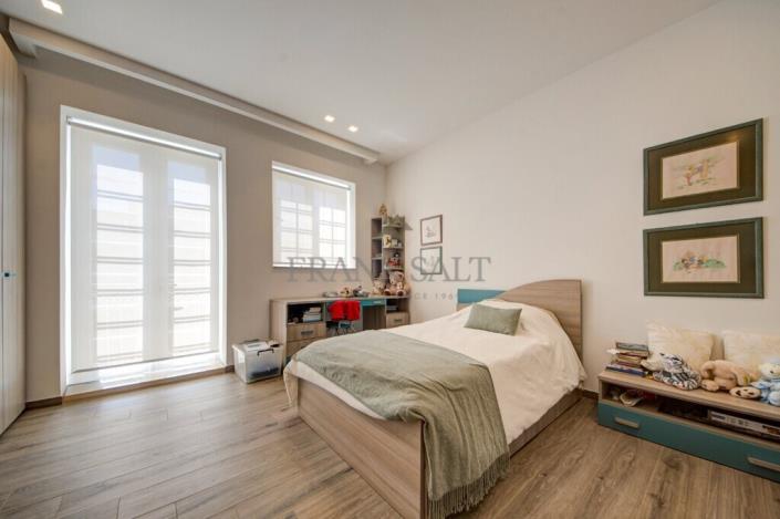 Image No.14-5 Bed Townhouse for sale