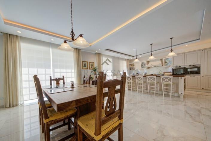 Image No.18-5 Bed Townhouse for sale