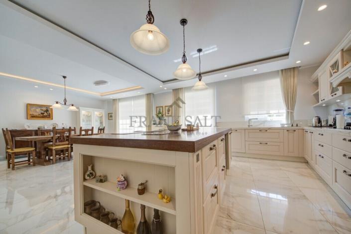 Image No.22-5 Bed Townhouse for sale