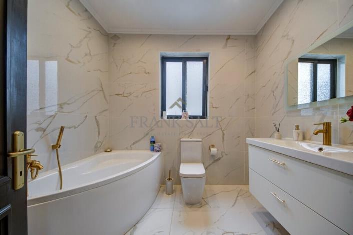 Image No.17-4 Bed Maisonette for sale