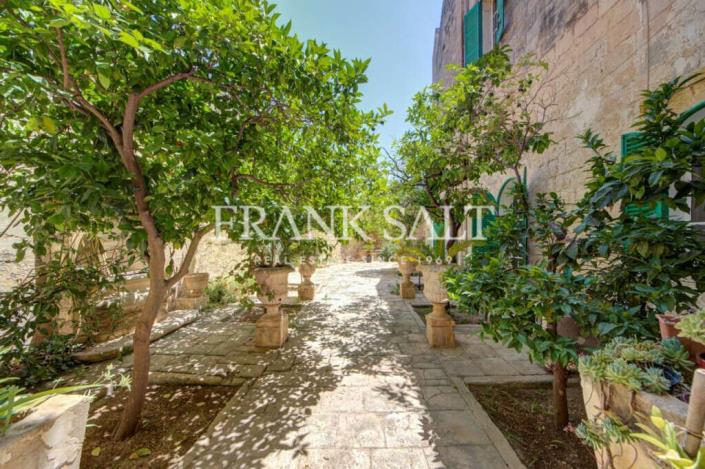 Image No.1-3 Bed Townhouse for sale