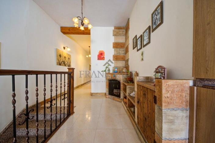 Image No.9-3 Bed Maisonette for sale