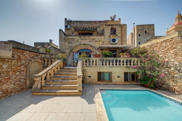 Image No.1-4 Bed Townhouse for sale