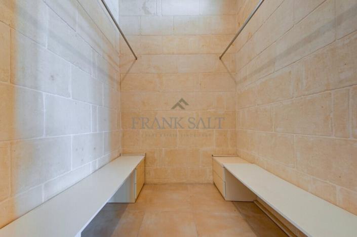 Image No.17-4 Bed Townhouse for sale