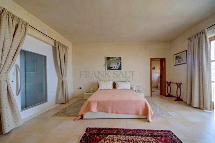 Image No.22-4 Bed Townhouse for sale