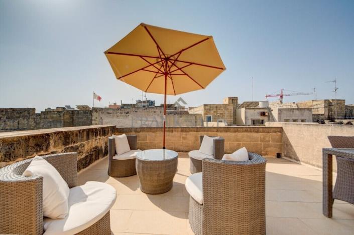 Image No.27-4 Bed Townhouse for sale