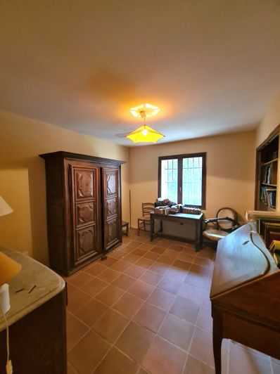 Image No.20-8 Bed House for sale