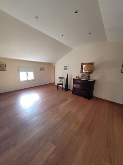 Image No.15-5 Bed Property for sale