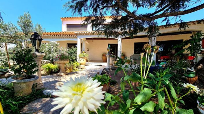 Image No.1-4 Bed Property for sale