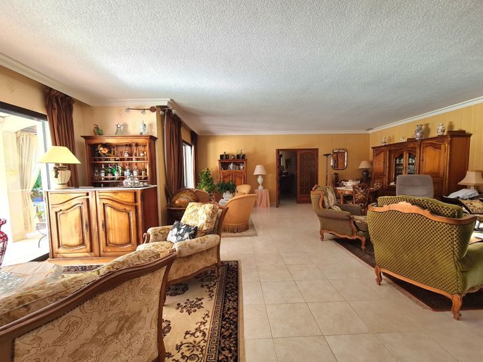 Image No.12-4 Bed Property for sale