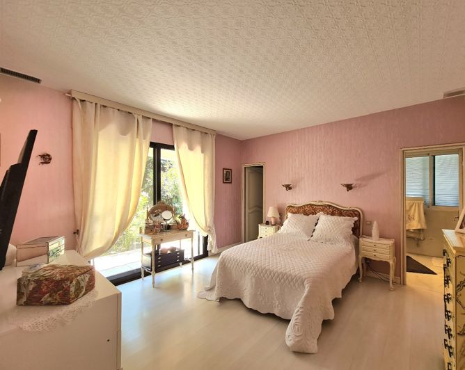 Image No.19-4 Bed Property for sale