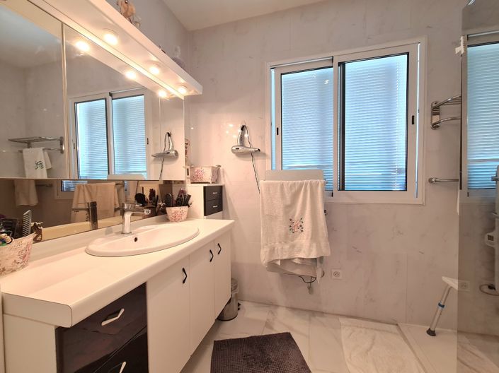 Image No.18-4 Bed Property for sale