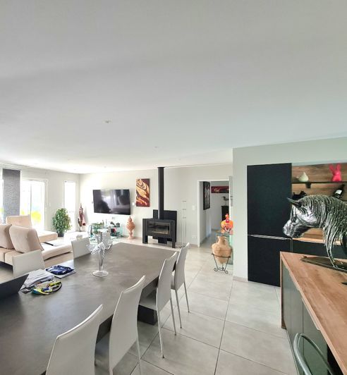 Image No.11-3 Bed Property for sale