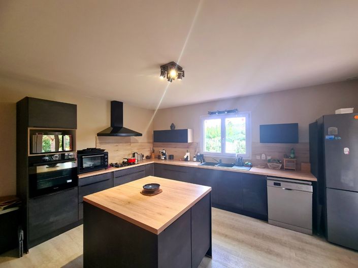 Image No.10-4 Bed Property for sale