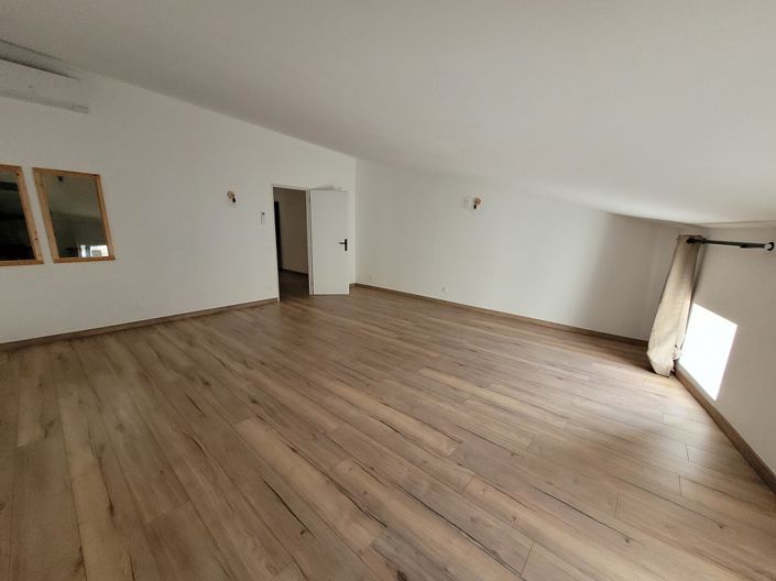 Image No.12-3 Bed Commercial for sale