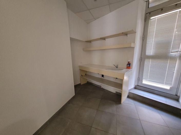 Image No.17-3 Bed Commercial for sale