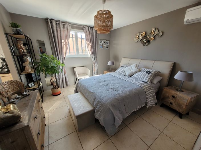 Image No.12-5 Bed Property for sale