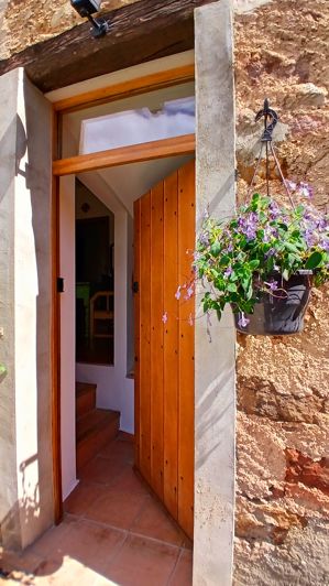 Image No.20-6 Bed Property for sale