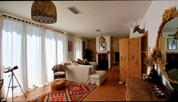 Image No.24-6 Bed Property for sale