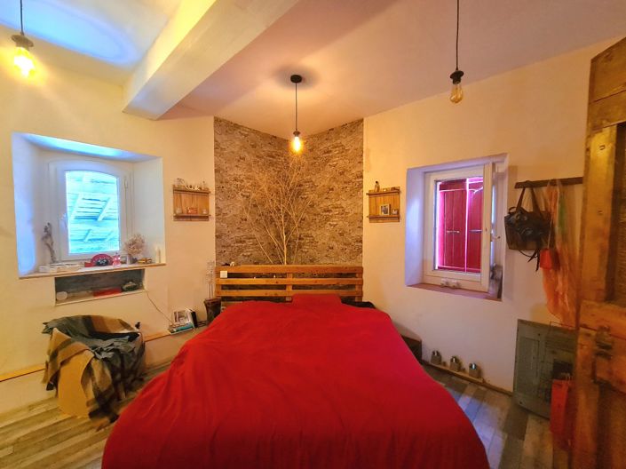 Image No.31-5 Bed Commercial for sale