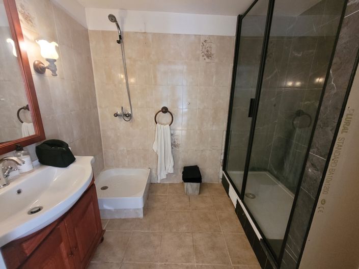 Image No.18-6 Bed Property for sale