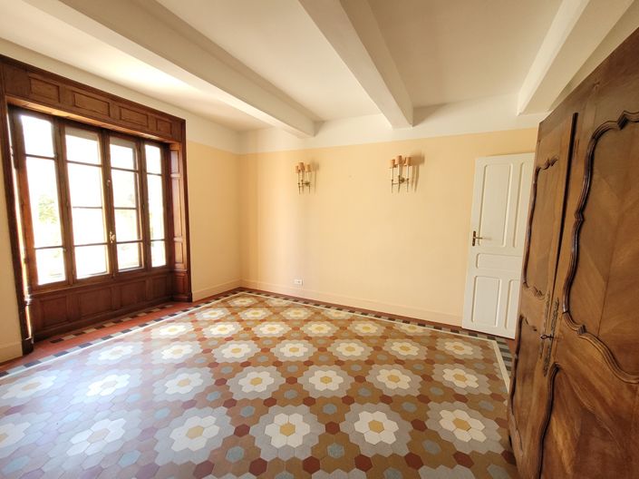 Image No.20-6 Bed Property for sale