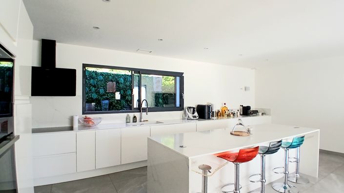 Image No.12-4 Bed Property for sale