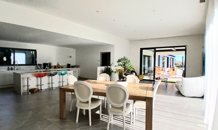 Image No.17-4 Bed Property for sale