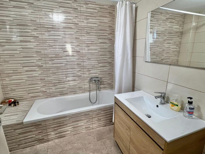 Image No.12-2 Bed House for sale